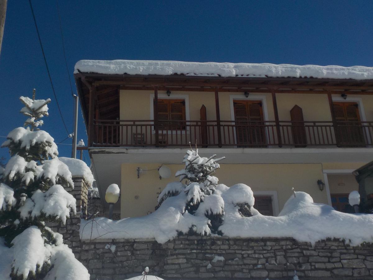 Enoikiazomena Petropoulos Aparthotel Ano Lousoi Exteriör bild